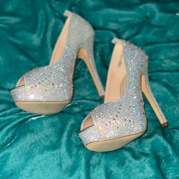 NEW Silver Heels with iridescent gems. Dream Pair size 5 1/2 - Picture 10 of 11